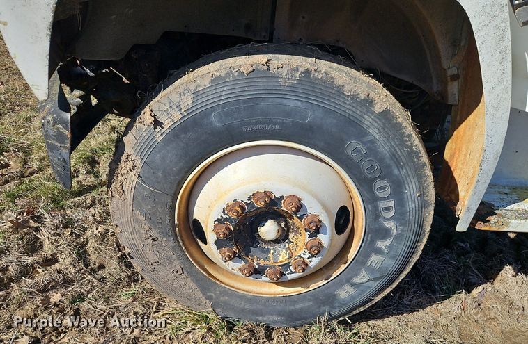 image for item EI3541 1992 Ford F700 truck cab and chassis