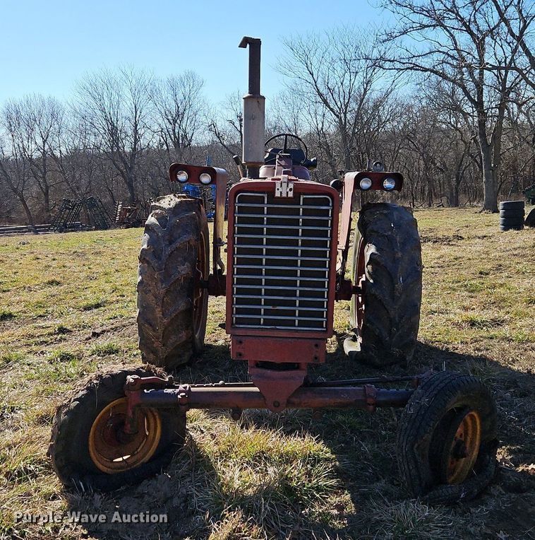 image for item EI3542 1968 International Harvester Farmall 856 D tractor