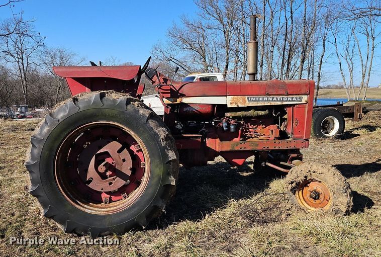 image for item EI3542 1968 International Harvester Farmall 856 D tractor