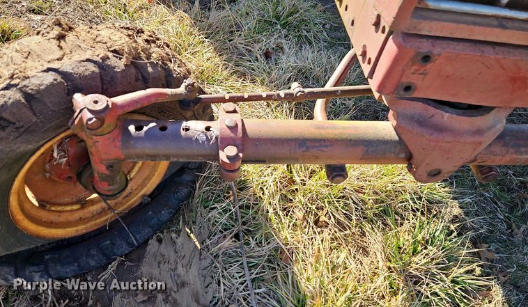 image for item EI3542 1968 International Harvester Farmall 856 D tractor