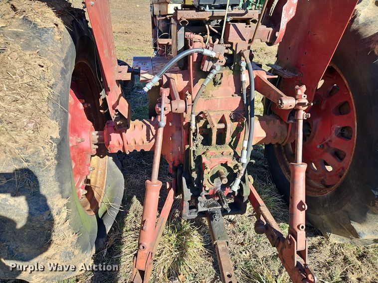 image for item EI3542 1968 International Harvester Farmall 856 D tractor