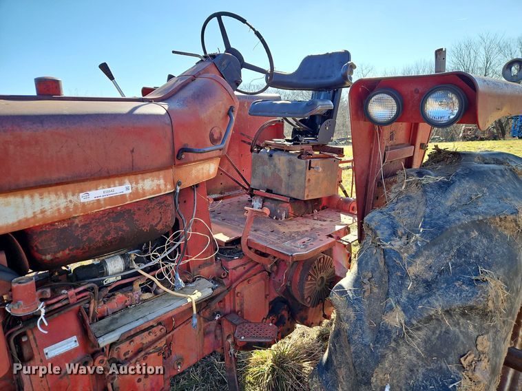 image for item EI3542 1968 International Harvester Farmall 856 D tractor