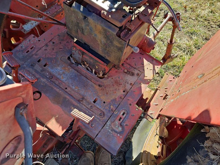 image for item EI3542 1968 International Harvester Farmall 856 D tractor