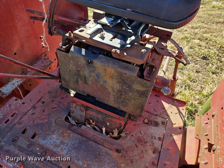 image for item EI3542 1968 International Harvester Farmall 856 D tractor