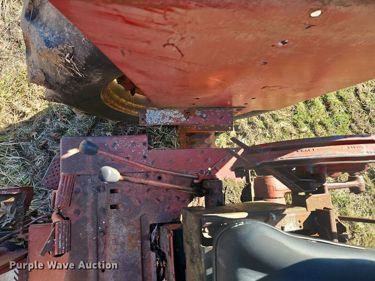 image for item EI3542 1968 International Harvester Farmall 856 D tractor