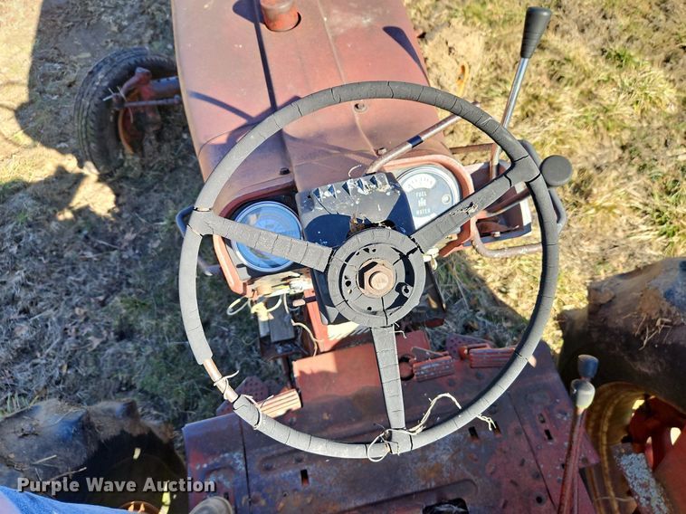 image for item EI3542 1968 International Harvester Farmall 856 D tractor