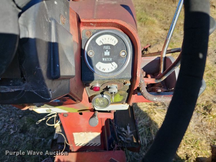 image for item EI3542 1968 International Harvester Farmall 856 D tractor