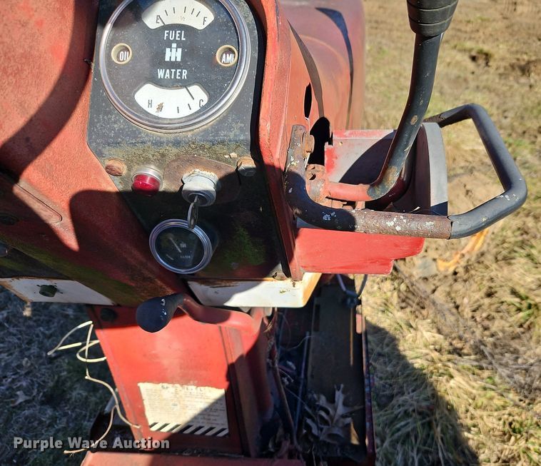 image for item EI3542 1968 International Harvester Farmall 856 D tractor