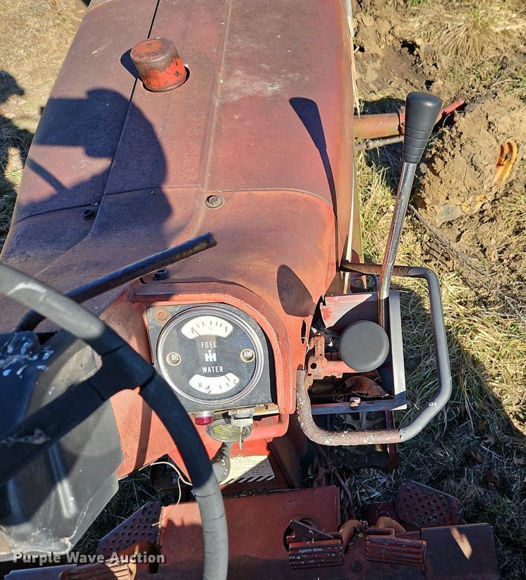 image for item EI3542 1968 International Harvester Farmall 856 D tractor