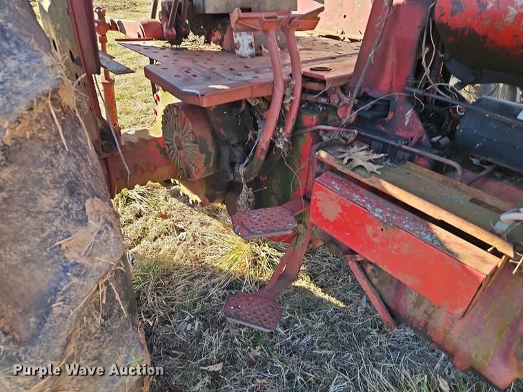 image for item EI3542 1968 International Harvester Farmall 856 D tractor
