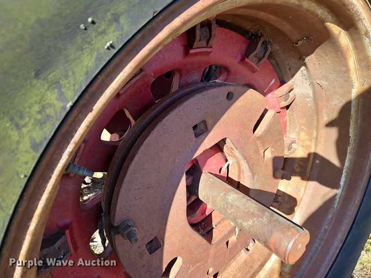 image for item EI3542 1968 International Harvester Farmall 856 D tractor