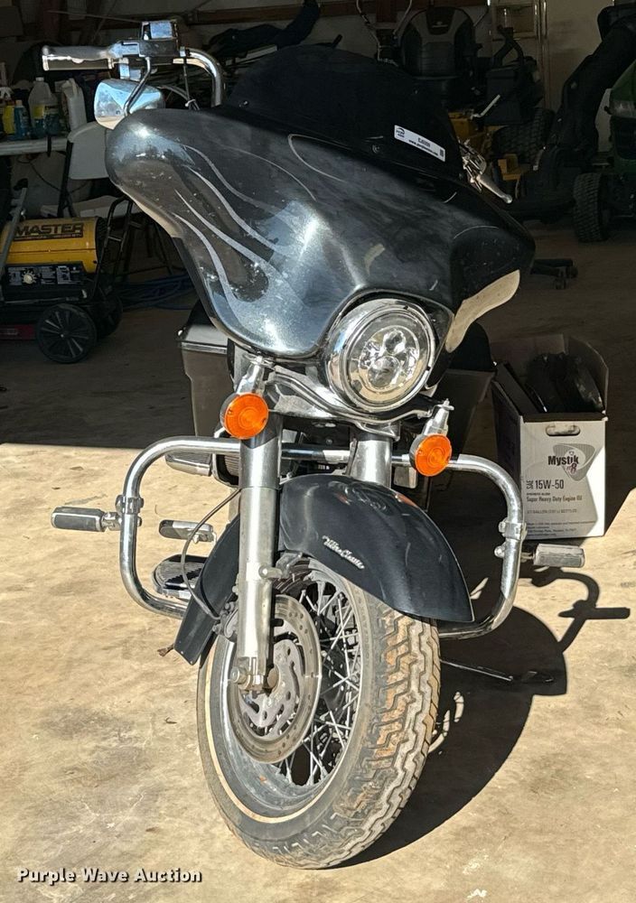 image for item EJ0200 2000 Harley Davidson Ultra Classic motorcycle