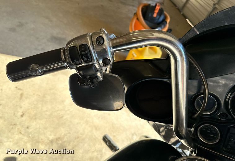 image for item EJ0200 2000 Harley Davidson Ultra Classic motorcycle