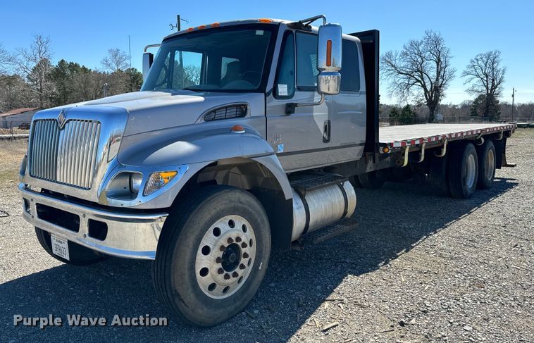 image for item EJ0221 2007 International  7400 flatbed truck