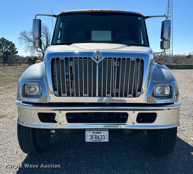 image for item EJ0221 2007 International  7400 flatbed truck