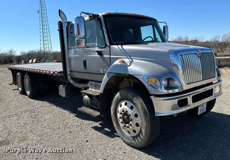image for item EJ0221 2007 International  7400 flatbed truck