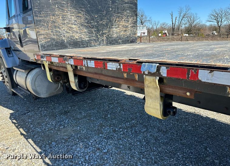 image for item EJ0221 2007 International  7400 flatbed truck