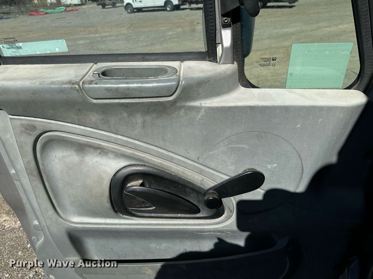 image for item EJ0221 2007 International  7400 flatbed truck