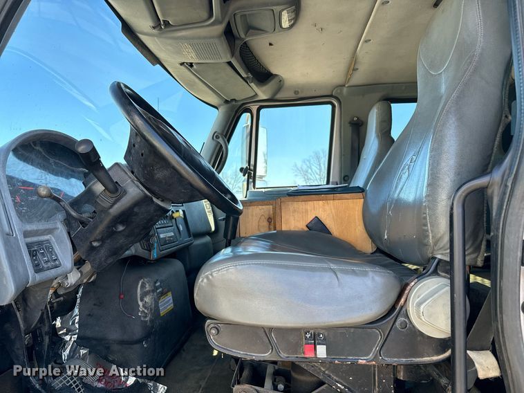 image for item EJ0221 2007 International  7400 flatbed truck