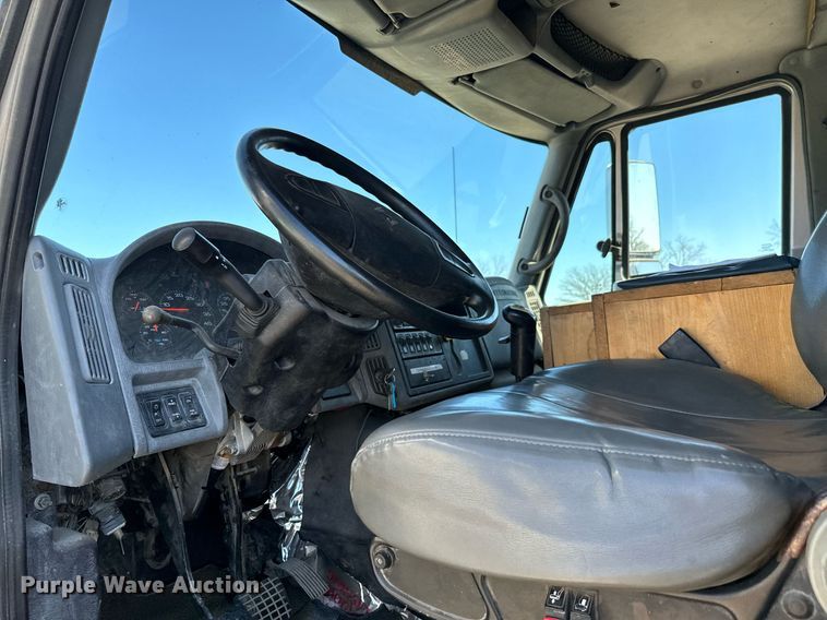 image for item EJ0221 2007 International  7400 flatbed truck