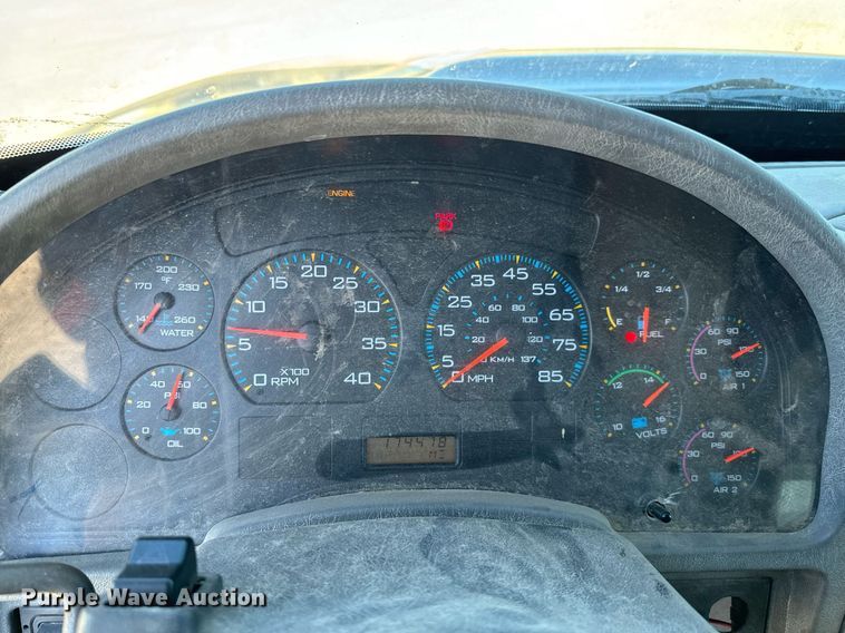 image for item EJ0221 2007 International  7400 flatbed truck