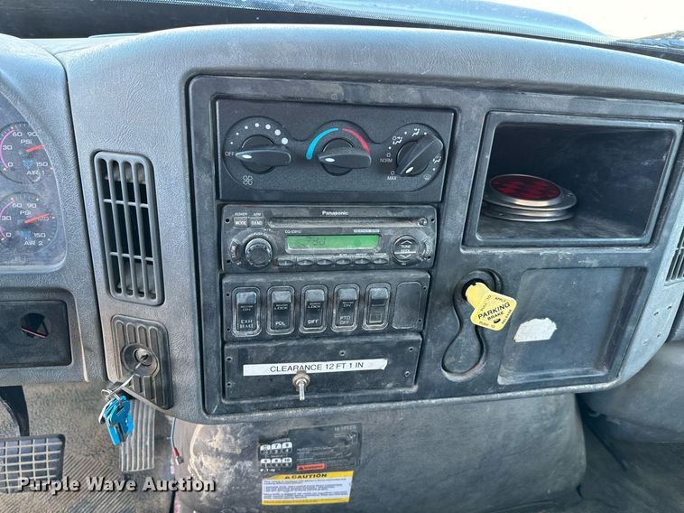 image for item EJ0221 2007 International  7400 flatbed truck