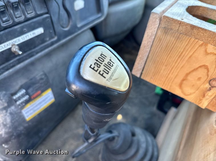 image for item EJ0221 2007 International  7400 flatbed truck