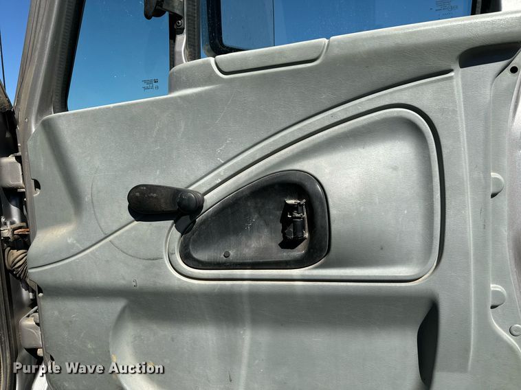 image for item EJ0221 2007 International  7400 flatbed truck