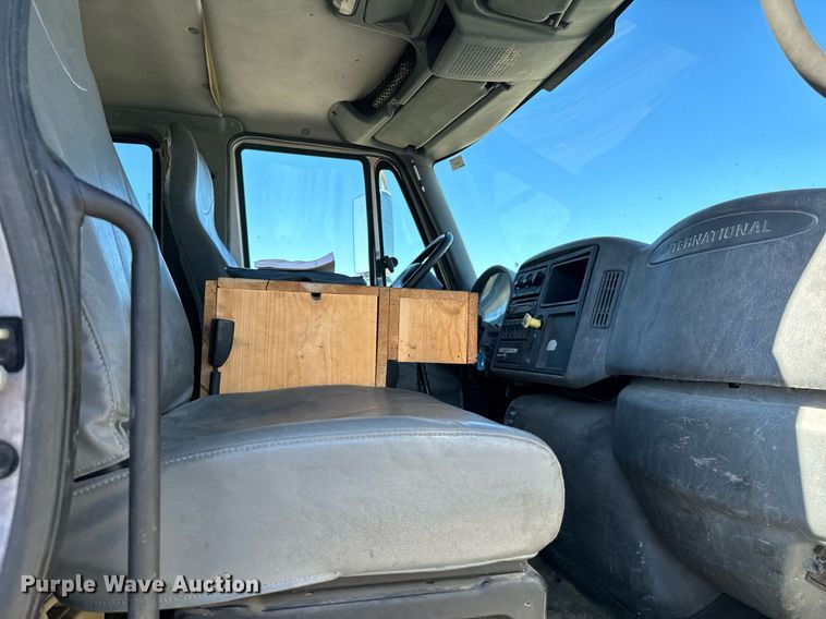 image for item EJ0221 2007 International  7400 flatbed truck