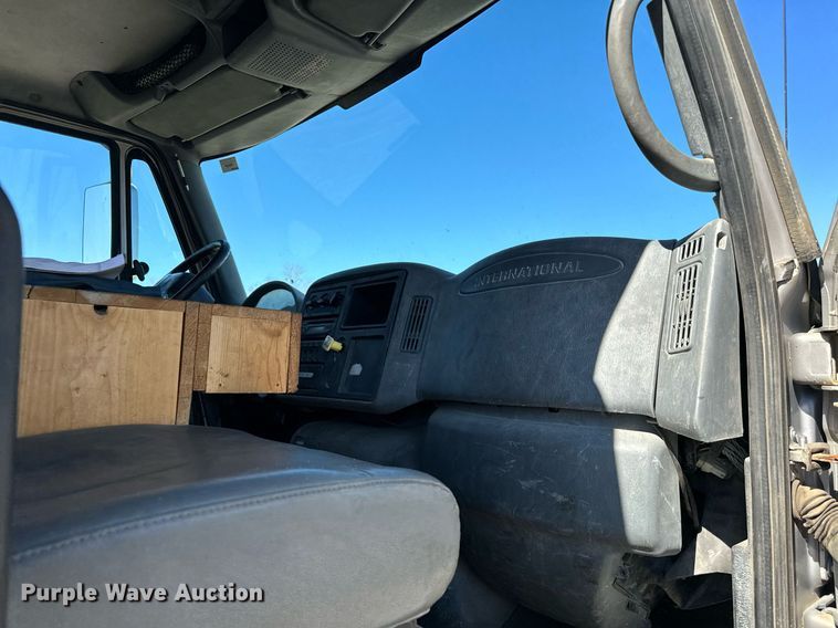 image for item EJ0221 2007 International  7400 flatbed truck