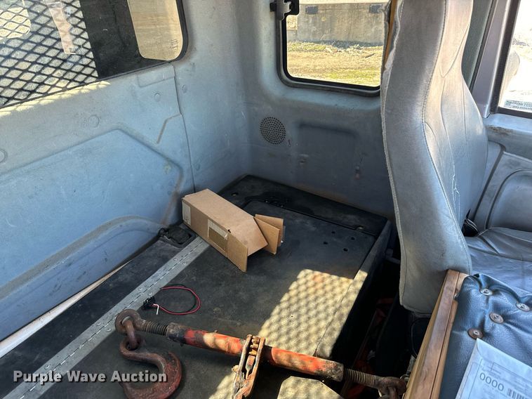 image for item EJ0221 2007 International  7400 flatbed truck