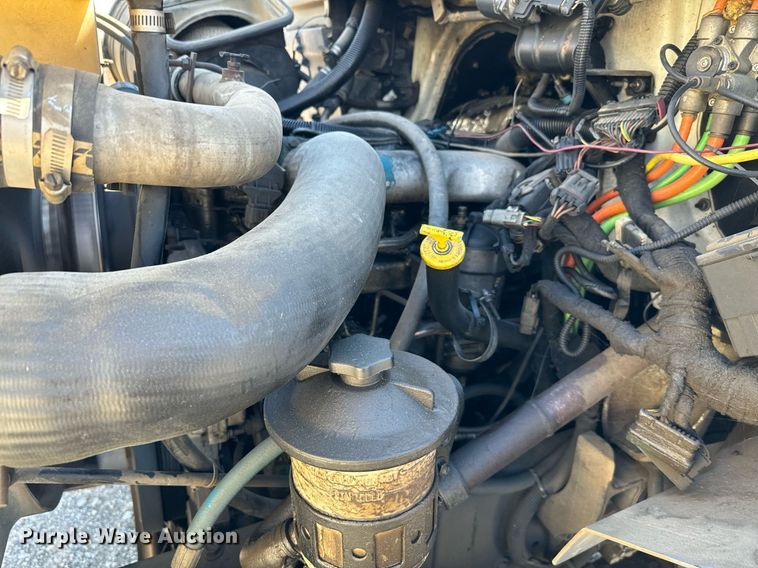 image for item EJ0221 2007 International  7400 flatbed truck