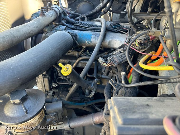 image for item EJ0221 2007 International  7400 flatbed truck