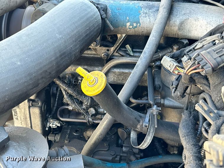 image for item EJ0221 2007 International  7400 flatbed truck