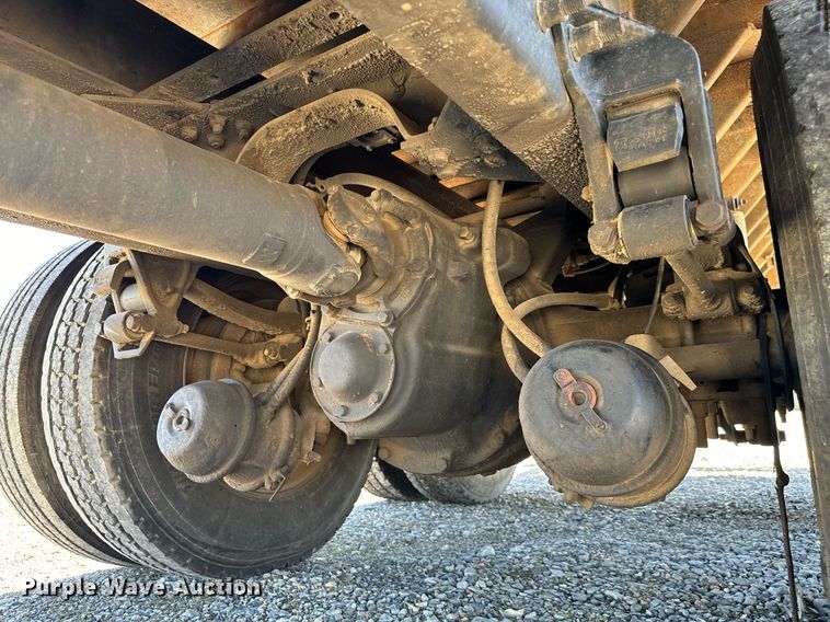 image for item EJ0221 2007 International  7400 flatbed truck