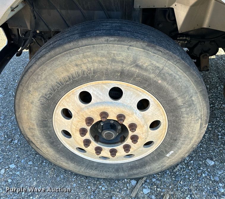 image for item EJ0221 2007 International  7400 flatbed truck