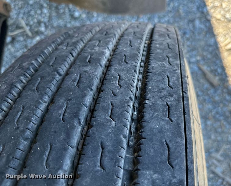 image for item EJ0221 2007 International  7400 flatbed truck