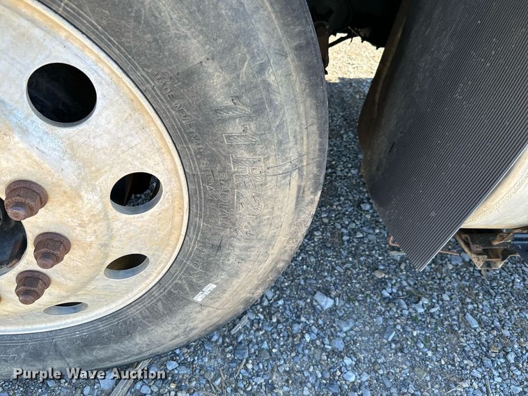 image for item EJ0221 2007 International  7400 flatbed truck