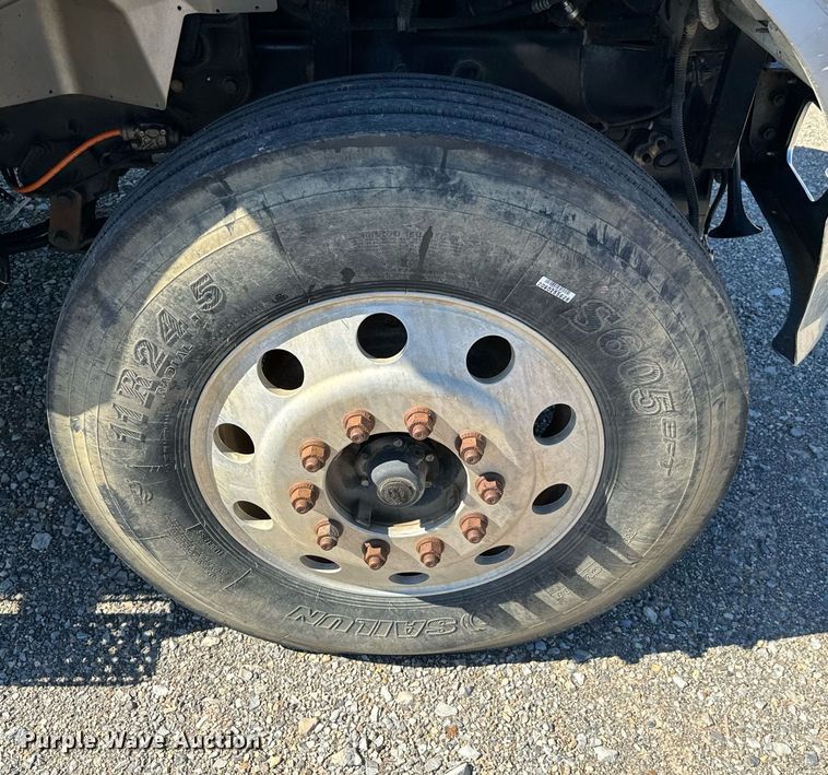 image for item EJ0221 2007 International  7400 flatbed truck