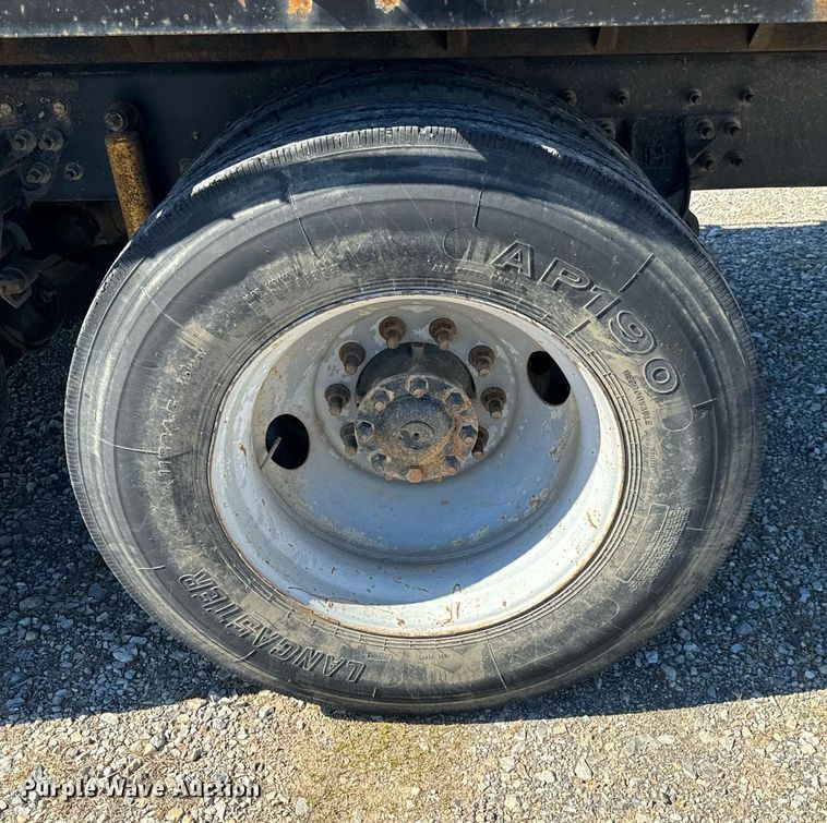 image for item EJ0221 2007 International  7400 flatbed truck