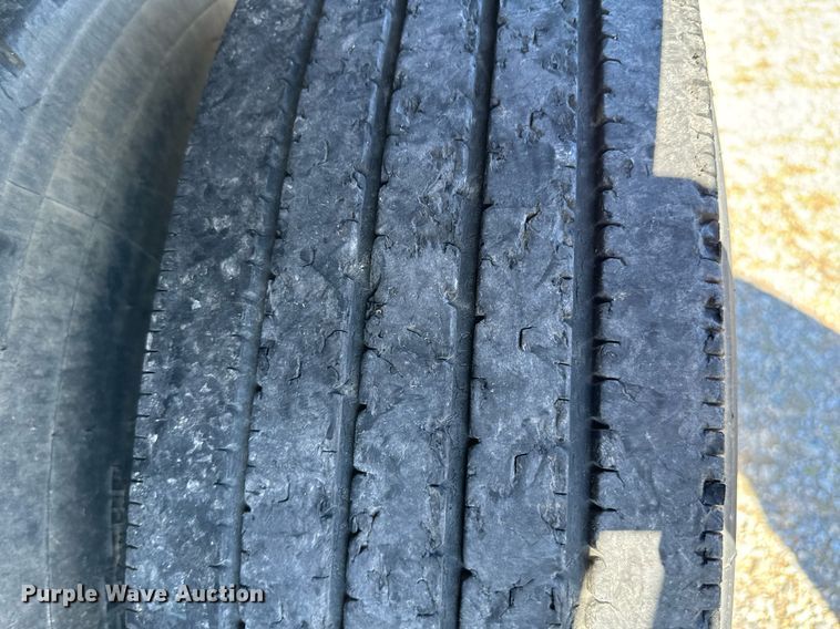 image for item EJ0221 2007 International  7400 flatbed truck