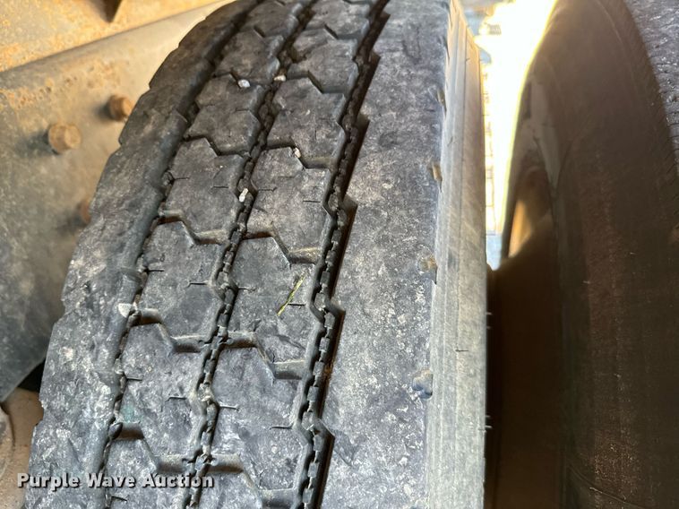 image for item EJ0221 2007 International  7400 flatbed truck