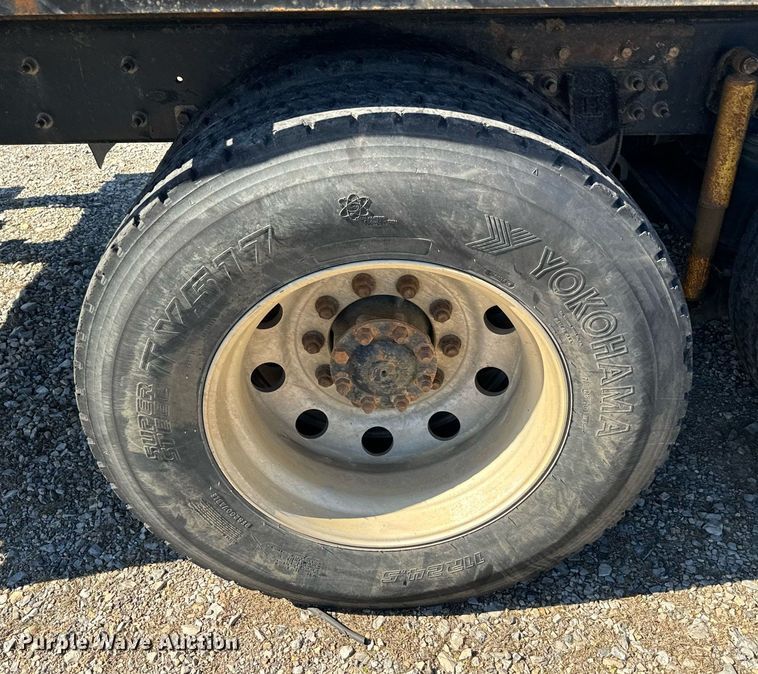 image for item EJ0221 2007 International  7400 flatbed truck