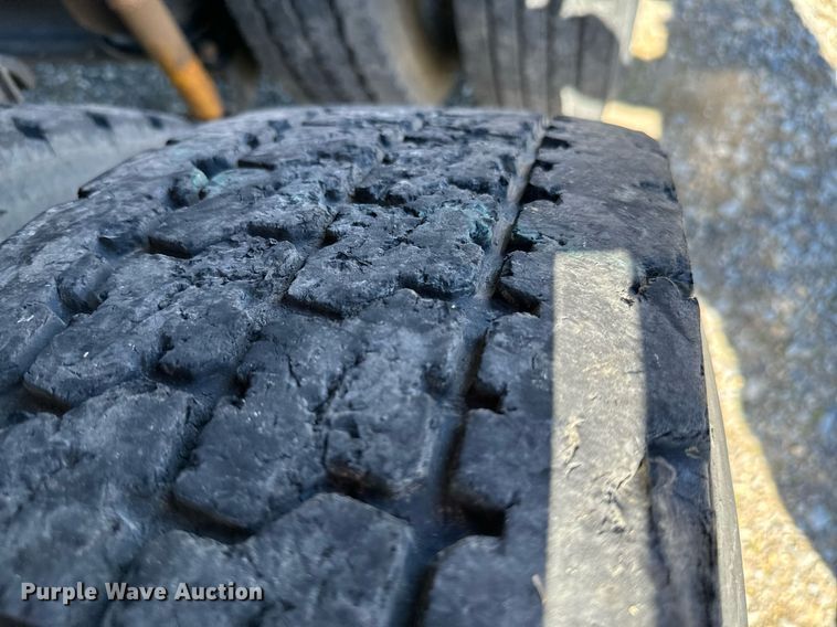 image for item EJ0221 2007 International  7400 flatbed truck