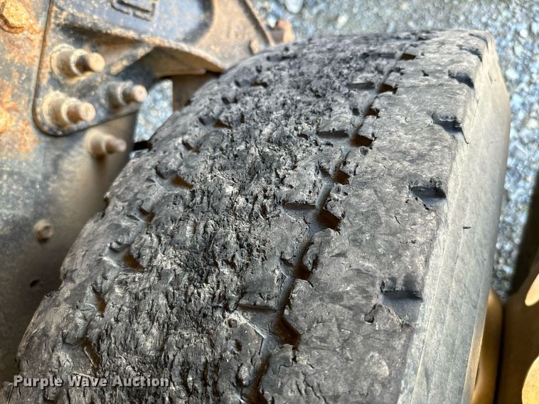 image for item EJ0221 2007 International  7400 flatbed truck