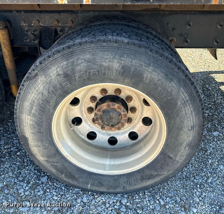 image for item EJ0221 2007 International  7400 flatbed truck