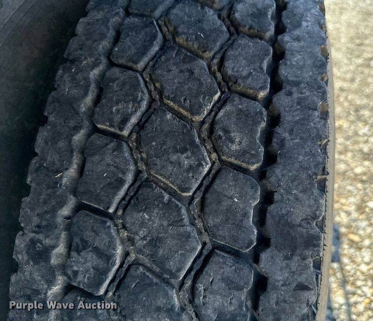 image for item EJ0221 2007 International  7400 flatbed truck