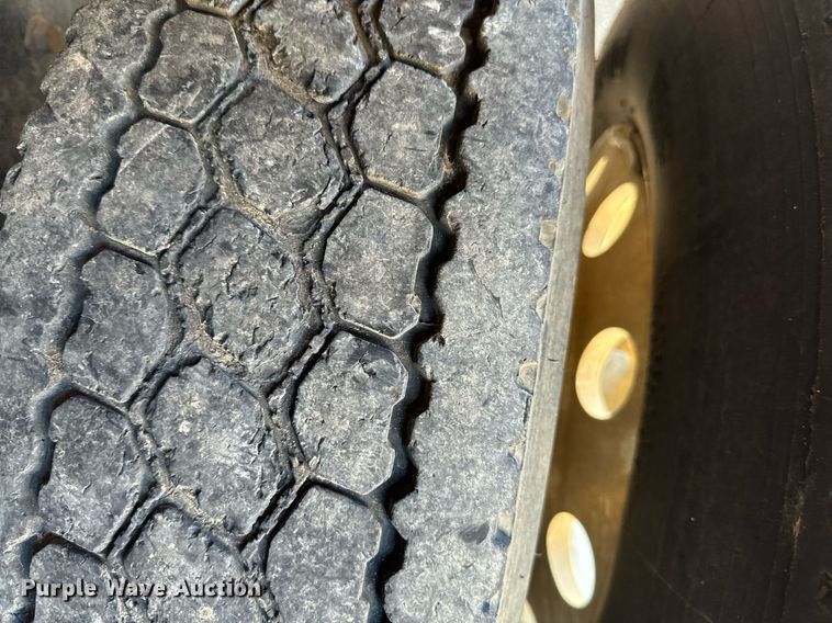 image for item EJ0221 2007 International  7400 flatbed truck