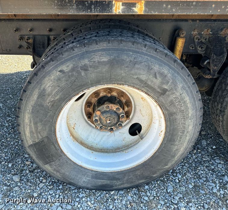 image for item EJ0221 2007 International  7400 flatbed truck