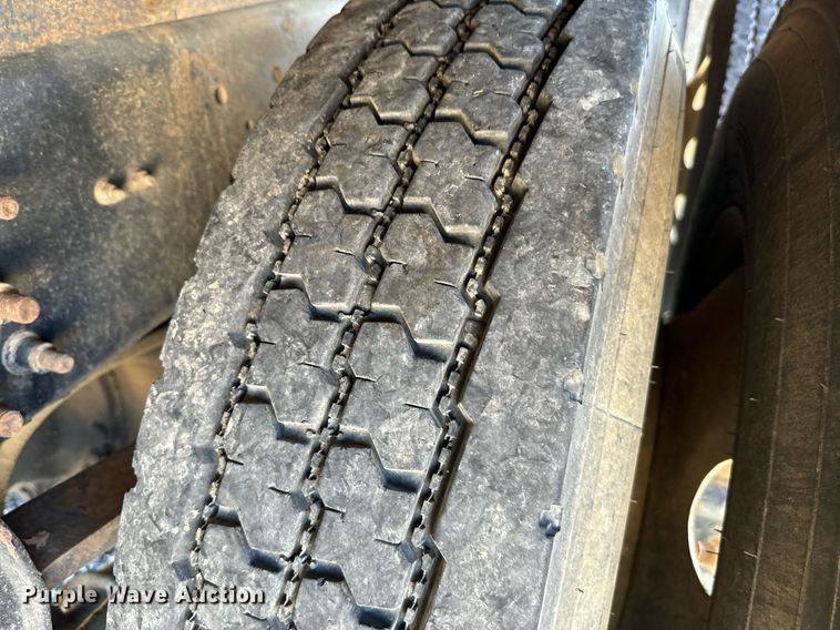 image for item EJ0221 2007 International  7400 flatbed truck